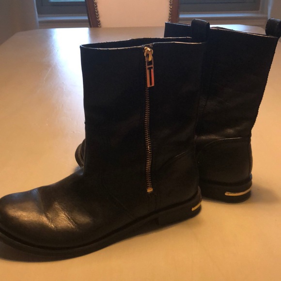 Size 7 1/2 women’s outside zip Tory Burch black Chelsea style boots low heel. - Picture 1 of 9